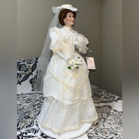 Flora Bride Classic Doll, Porcelain Bride Of The Century 1900s by Ellen Williams - Picture 5 of 17